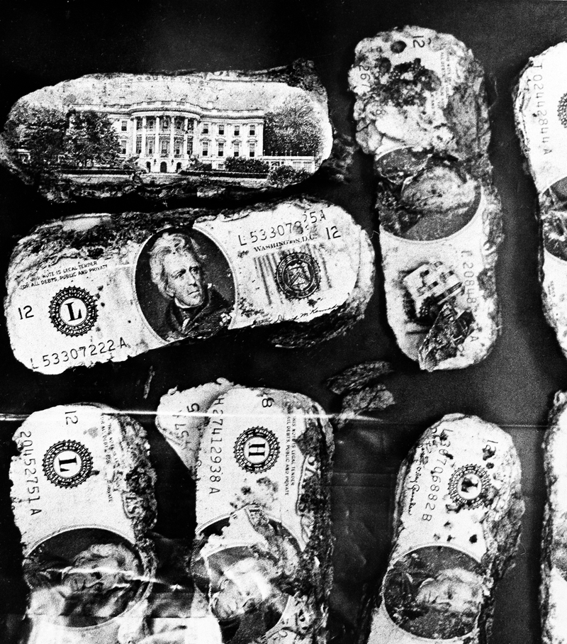 El dinero encontrado por el joven Brian Ingram. AP Images
